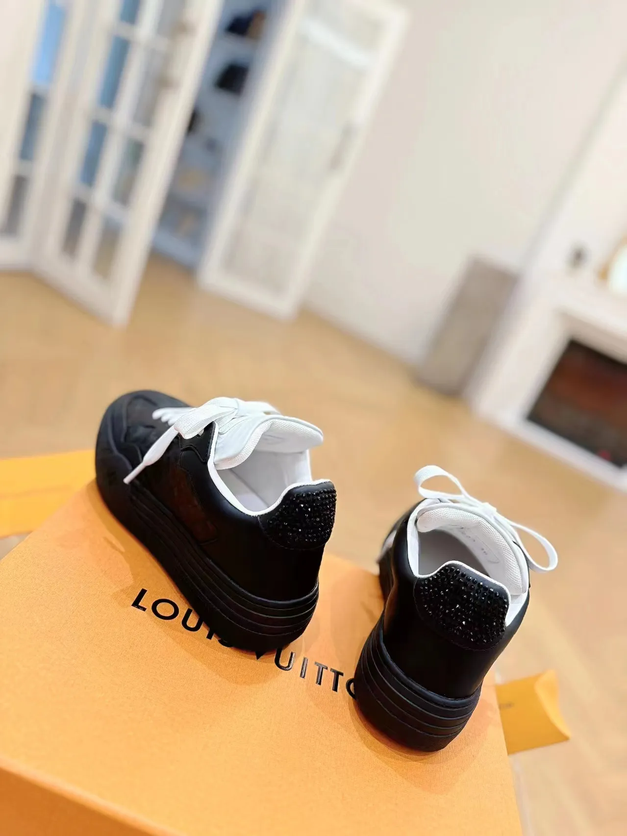 👟👟Ex-factory price 620👟👟Men's size +10 Same style for men and women🔥🔥𝐋𝐕 𝐃𝐢𝐬𝐜𝐨𝐯𝐞𝐫𝐲 2024 new sports shoes thick sole casual ❗️❗️ original purchase development and production LV Discovery lace-up shoes were unveiled at Louis Vuitton's fourth show. They are made of technical mesh fabric and metallic synthetic materials to create a streamlined design. Brand elements embellish the upper and lightweight rubber outsole, with technical shoelaces. Fabric: Original imported cowhide + technology mesh Inner lining: Original customized breathable mesh Sole: Original molded ultra-light rubber foam material Bottom thickness: 5.5CM Size: Women's 35-41 (41 customized), Men's 39-46, (45-46 customized)